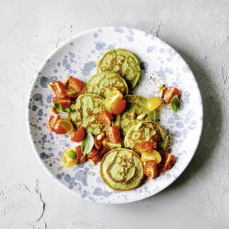 Basilikum-Blini mit Tomaten Basilikum-Blini mit Tomaten