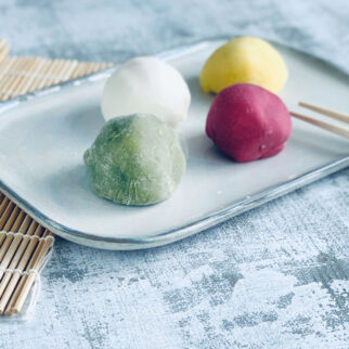 Verschieden farbene Mochis bzw. Daifuku auf einem Teller Mochis bunt