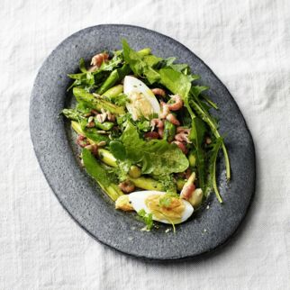 Löwenzahnsalat mit Spargel und Krabben