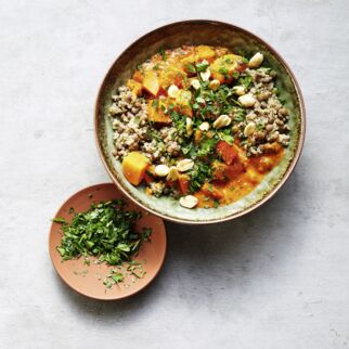 Kürbis-Tomaten-Curry mit Linsen-Quinoa-Mix und Erdnüssen Kürbis-Tomaten-Curry mit Linsen-Quinoa-Mix und Erdnüssen