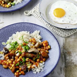 Baked Beans mit Würstchen und Spiegelei