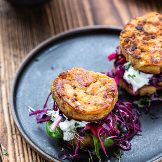 Serviettenknödel-Burger mit Rotkohl-slaw Serviettenknödel-Burger mit Rotkohl-slaw