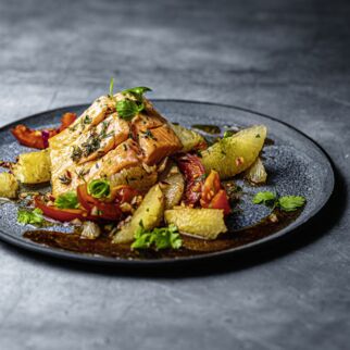 Lachs von der Planke mit Pomelo Lachs von der Planke mit Pomelo
