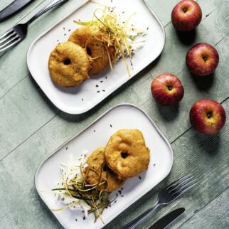 Äpfel in Altbierteig auf Kümmelkraut und Lauchstroh Äpfel in Altbierteig auf Kümmelkraut und Lauchstroh