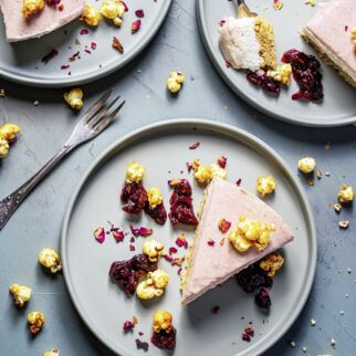 New-York-Winter-Cheesecake mit Cranberrykompott und Karamell-Popcorn