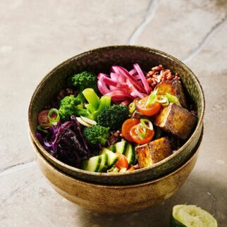 Bunte Bowl mit Knuspertofu Bunte Bowl mit Knuspertofu