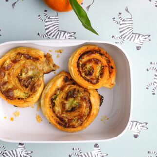 Pesto-Bl&auml;tterteig-Schnecken mit Zucchini