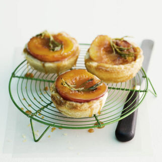 Pfirsich-Tarte-Tatin mit Rosmarin Pfirsich-Tarte-Tatin mit Rosmarin
