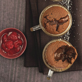 Schokovulkan mit Ingwer-Himbeeren Schokovulkan mit Ingwer-Himbeeren