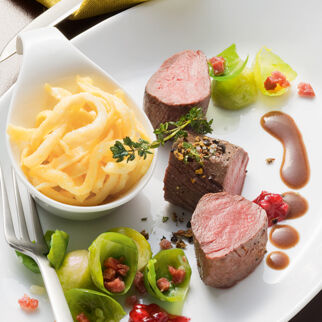 Rehrückenfilet mit Speckrosenkohl Rehrückenfilet mit Speckrosenkohl