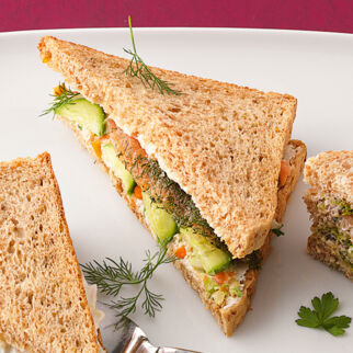 Tramezzini mit Lachs und Gemüse Tramezzini mit Lachs und Gemüse