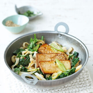 Reisbandnudeln mit Tofu und Spinat