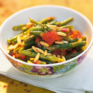 Bohnen mit Tomaten und Pinienkernen Bohnen mit Tomaten und Pinienkernen