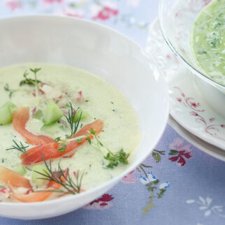 Kalte Gurkensuppe mit Lachs Kalte Gurkensuppe mit Lachs