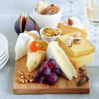 Käseplatte mit Früchten, Nüssen und Apfelsenf Käseplatte mit Früchten, Nüssen und Apfelsenf