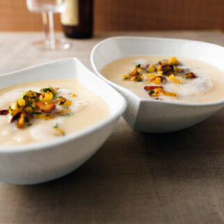 Selleriecreme mit Apfel und karamellisierten Haselnüssen Selleriecreme mit Apfel und karamellisierten Haselnüssen