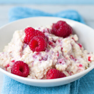 Warmer Hirsebrei mit Himbeeren