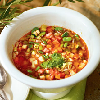 Gem&uuml;sesuppe mit Basilikumpaste