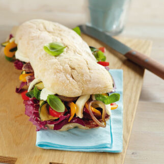 Ciabatta mit Salami und Sommergemüse