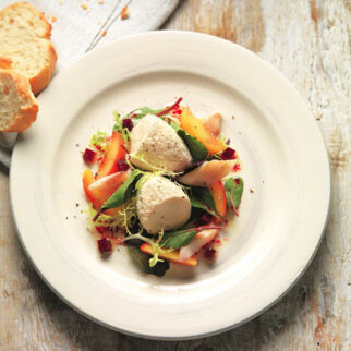 Mousse von Räucherfischen mit karamellisierten Äpfeln und Salat Mousse von Räucherfischen mit karamellisierten Äpfeln und Salat