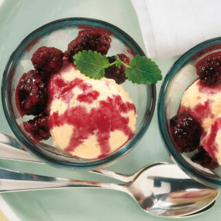 Vanilleeis mit heißen Brombeeren Vanilleeis mit heißen Brombeeren