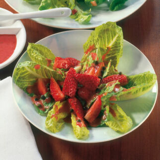 Romanasalat mit Erdbeeren