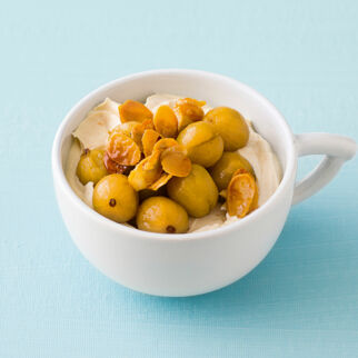 Mandelquark mit Stachelbeeren Mandelquark mit Stachelbeeren