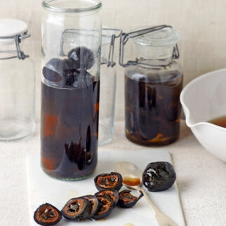 Schwarze Nüsse im Gewürzsud Schwarze Nüsse im Gewürzsud