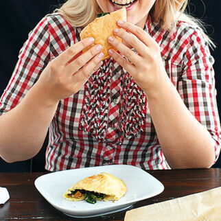 Polnische Piroggen mit Spinat-»Bratwurst«-Füllung Polnische Piroggen mit Spinat-»Bratwurst«-Füllung