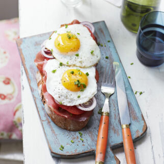 Spiegelei-Brot mit Tomate und Speck Spiegelei-Brot mit Tomate und Speck