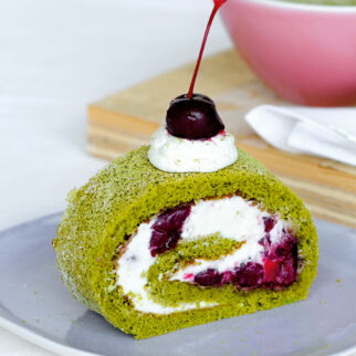 Matcha-Roulade mit Sauerkirschen Matcha-Roulade mit Sauerkirschen