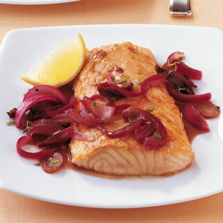 Lachsfilets mit Balsamico-Zwiebeln