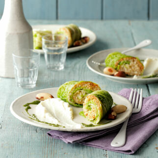Wirsing-Quinoa-Päckchen auf Blumenkohlcreme Wirsing-Quinoa-Päckchen auf Blumenkohlcreme