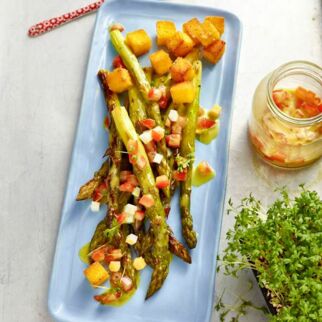 Ofen-Spargel mit Ei-Vinaigrette Ofen-Spargel mit Ei-Vinaigrette