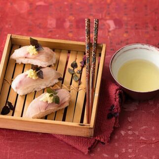 Nigiri mit marinierter Makrele Nigiri mit marinierter Makrele