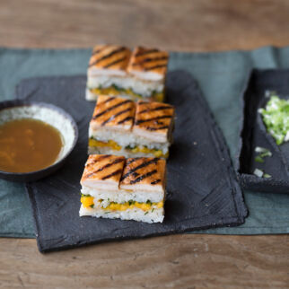 Oshi mit Yakitori-Hühnchen Oshi mit Yakitori-Hühnchen