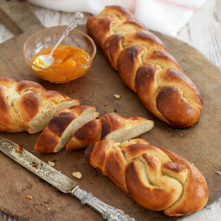 Hefezöpfe mit Aprikosenglasur Hefezöpfe mit Aprikosenglasur