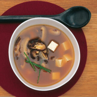 Miso-Suppe mit Pilzen und Tofu Miso-Suppe mit Pilzen und Tofu