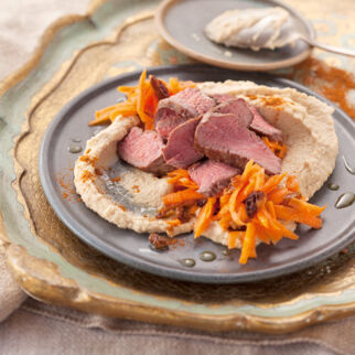 Lamm mit Möhrensalat und Hummus Lamm mit Möhrensalat und Hummus
