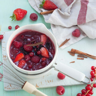Rote Grütze mit schwarzen Johannisbeeren
