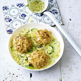 Gef&uuml;llte M&ouml;hren-Semmelkn&ouml;del mit Lauchsauce