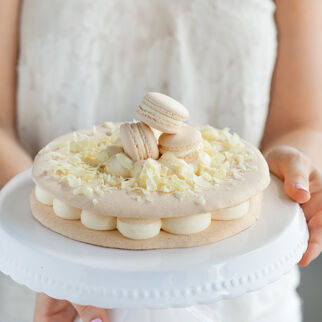 Macaron-Torte mit weißer Schokomousse