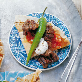 Kebap mit Joghurt auf Fladenbrot Kebap mit Joghurt auf Fladenbrot