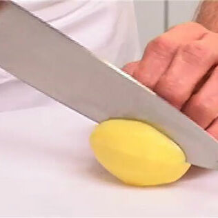 Kartoffeln schälen und schneiden Kartoffeln schälen und schneiden