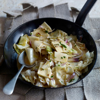 Rezeptvideo: Krautfleckerl Rezeptvideo: Krautfleckerl