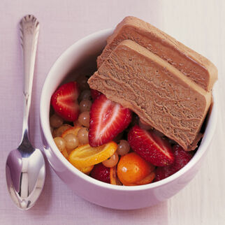 Schokoparfait mit Beerensalat Schokoparfait mit Beerensalat