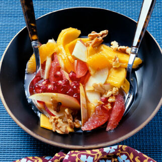 Obstsalat mit Walnüssen und Leinöl Obstsalat mit Walnüssen und Leinöl
