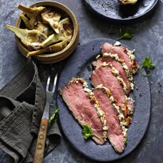80-Grad-Roastbeef mit Feta-Mandel-Kruste und Artischocken 80-Grad-Roastbeef mit Feta-Mandel-Kruste und Artischocken
