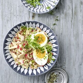 Räucherfisch-Salat mit Kresse-Ei