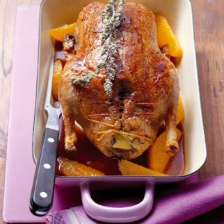 Gebratene Wildente mit Äpfeln und Beifuß Gebratene Wildente mit Äpfeln und Beifuß